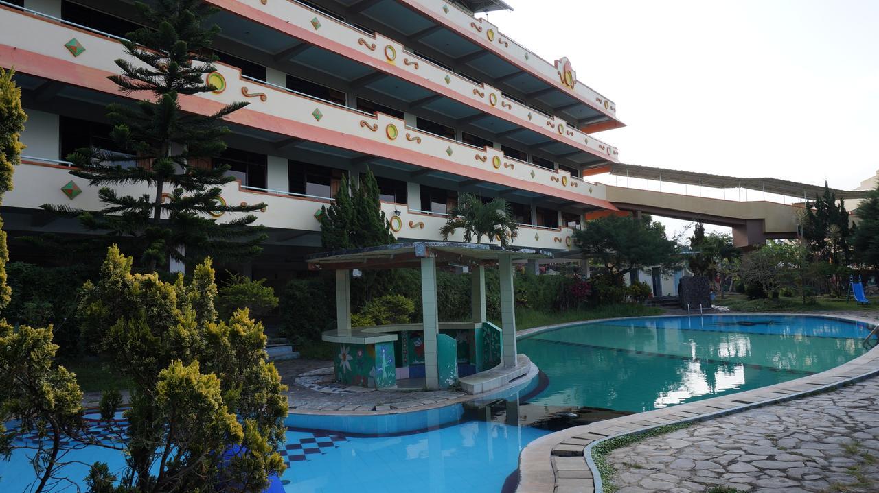 Hotel Surya Indah Batu Malang エクステリア 写真