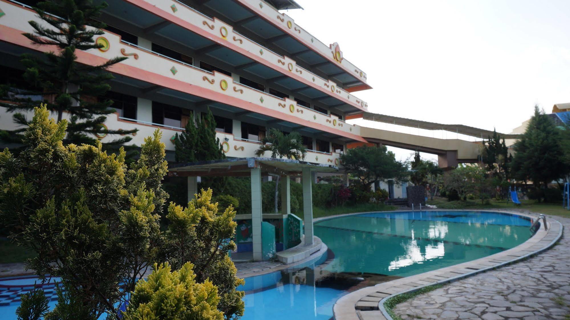 Hotel Surya Indah Batu Malang エクステリア 写真