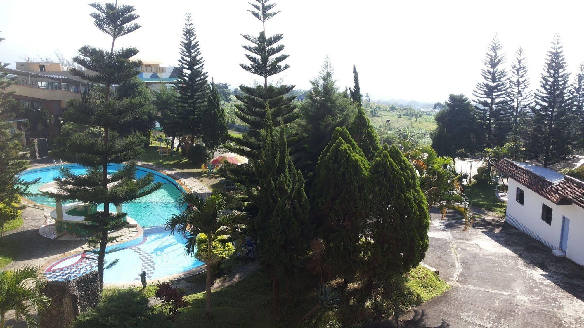 Hotel Surya Indah Batu Malang エクステリア 写真