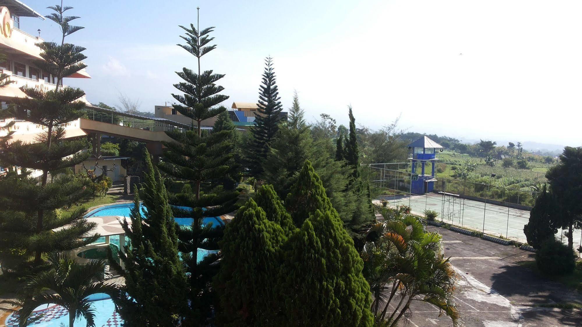 Hotel Surya Indah Batu Malang エクステリア 写真