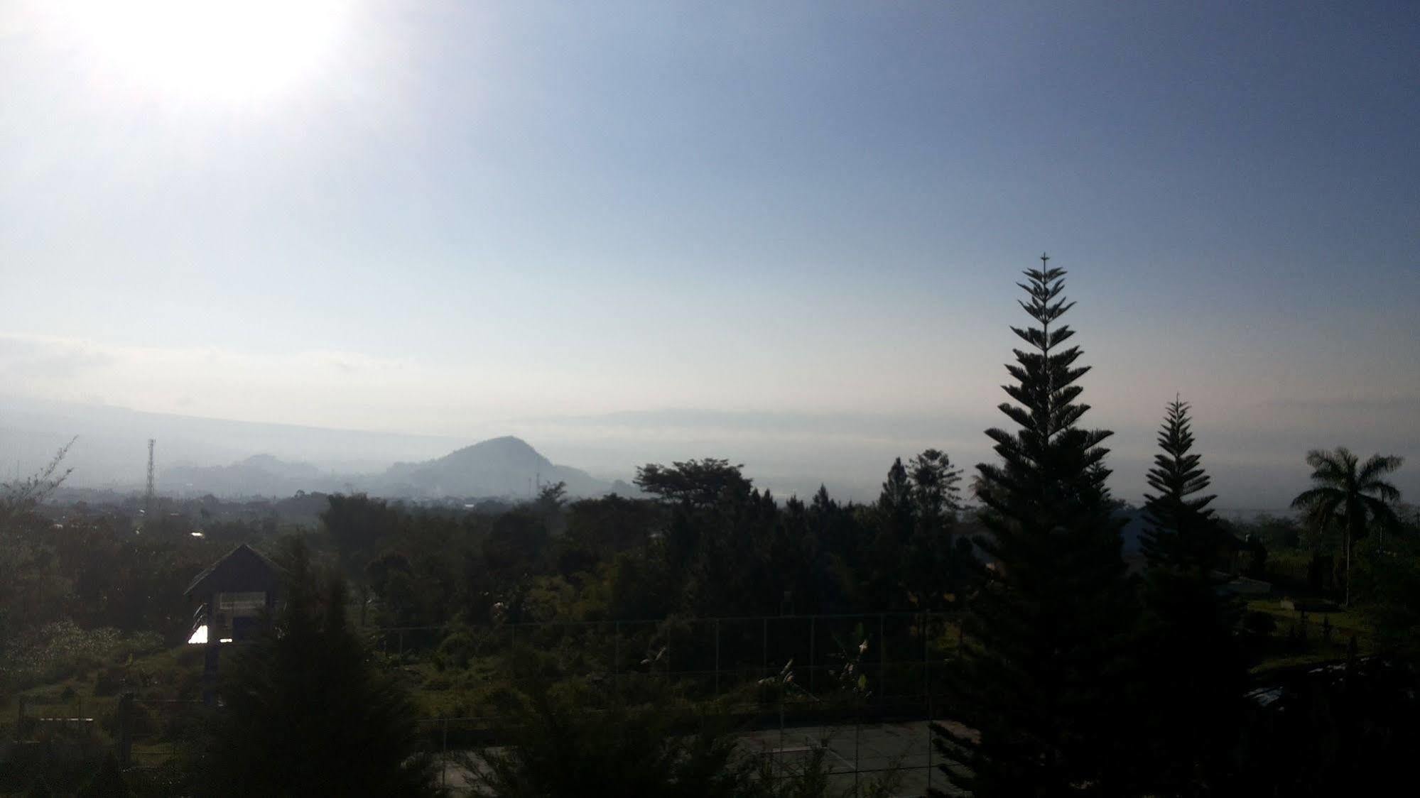 Hotel Surya Indah Batu Malang エクステリア 写真