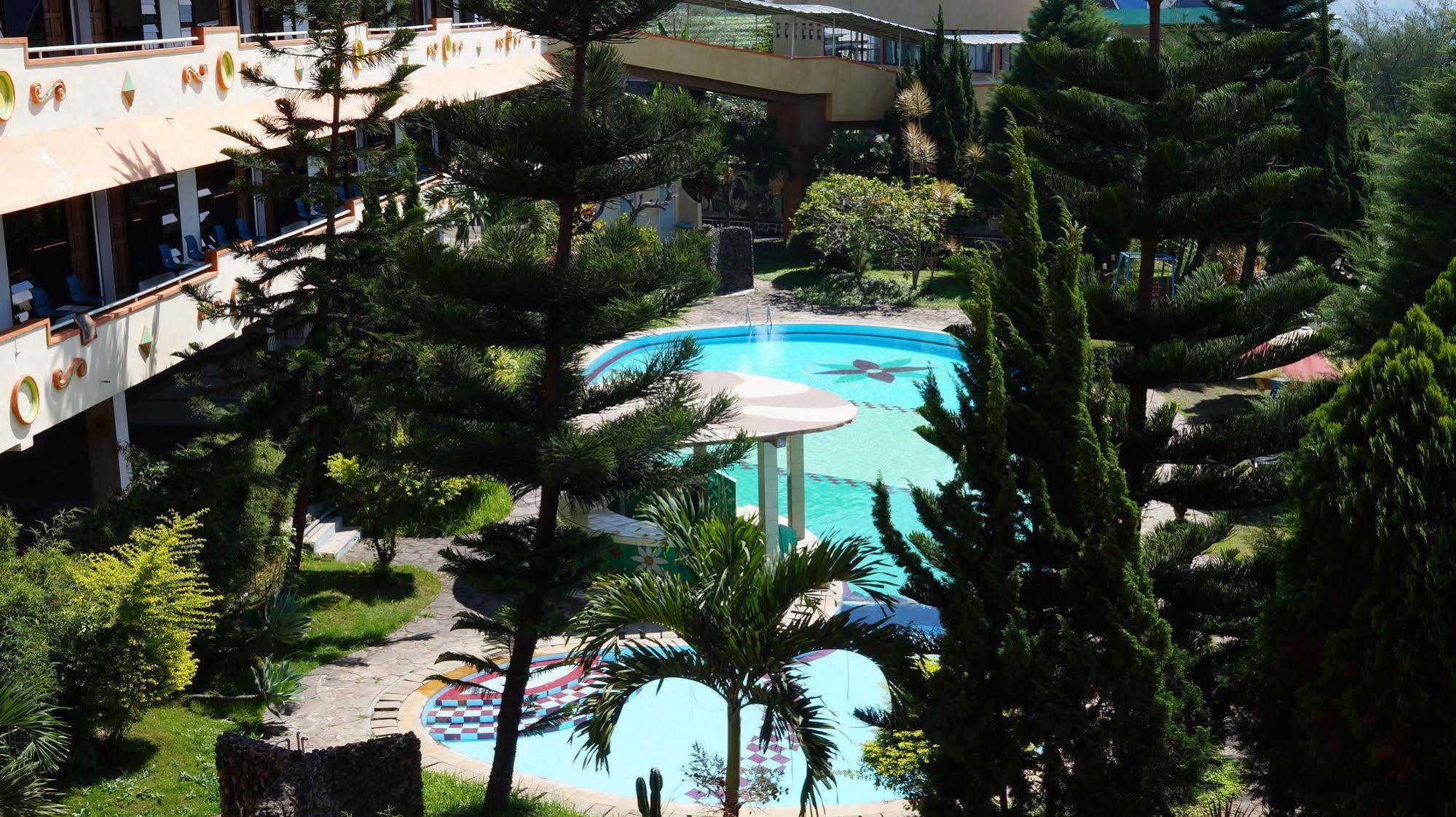Hotel Surya Indah Batu Malang エクステリア 写真