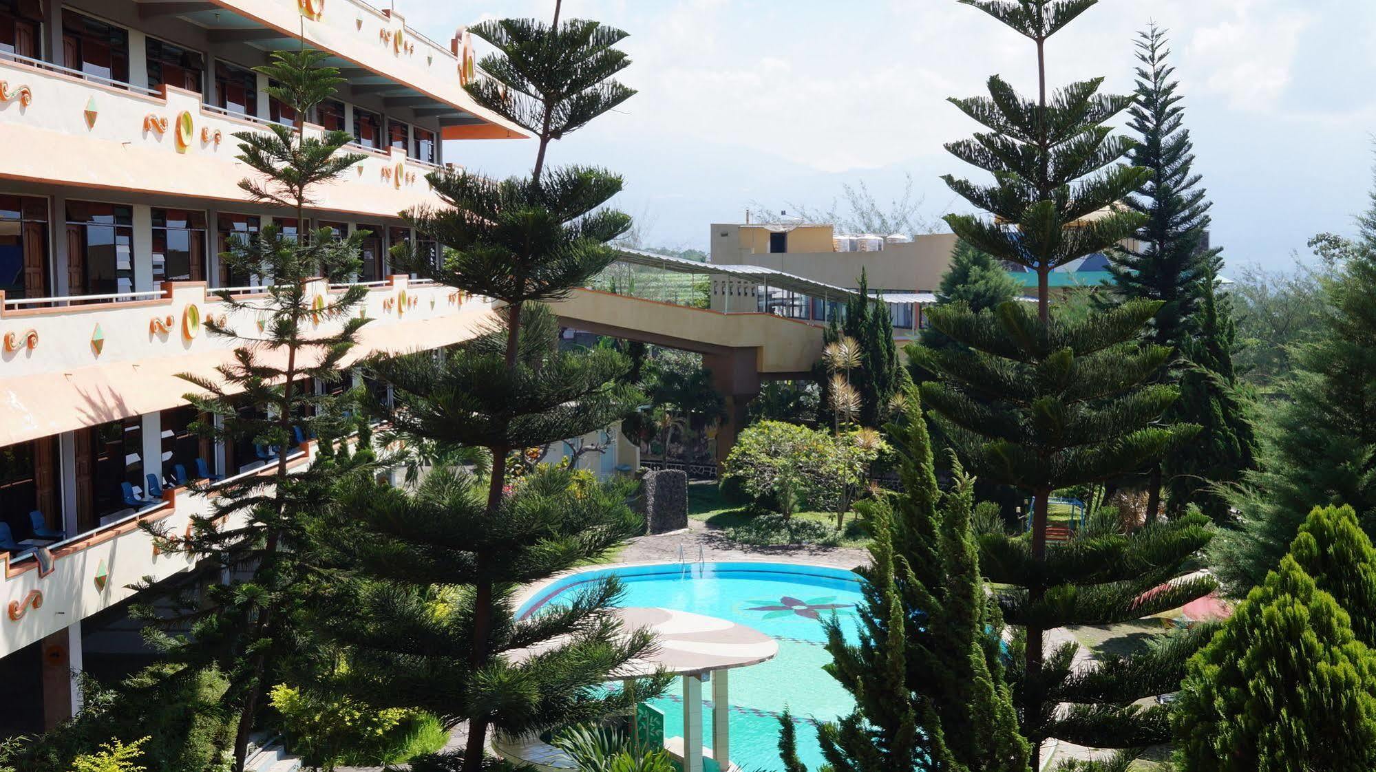 Hotel Surya Indah Batu Malang エクステリア 写真