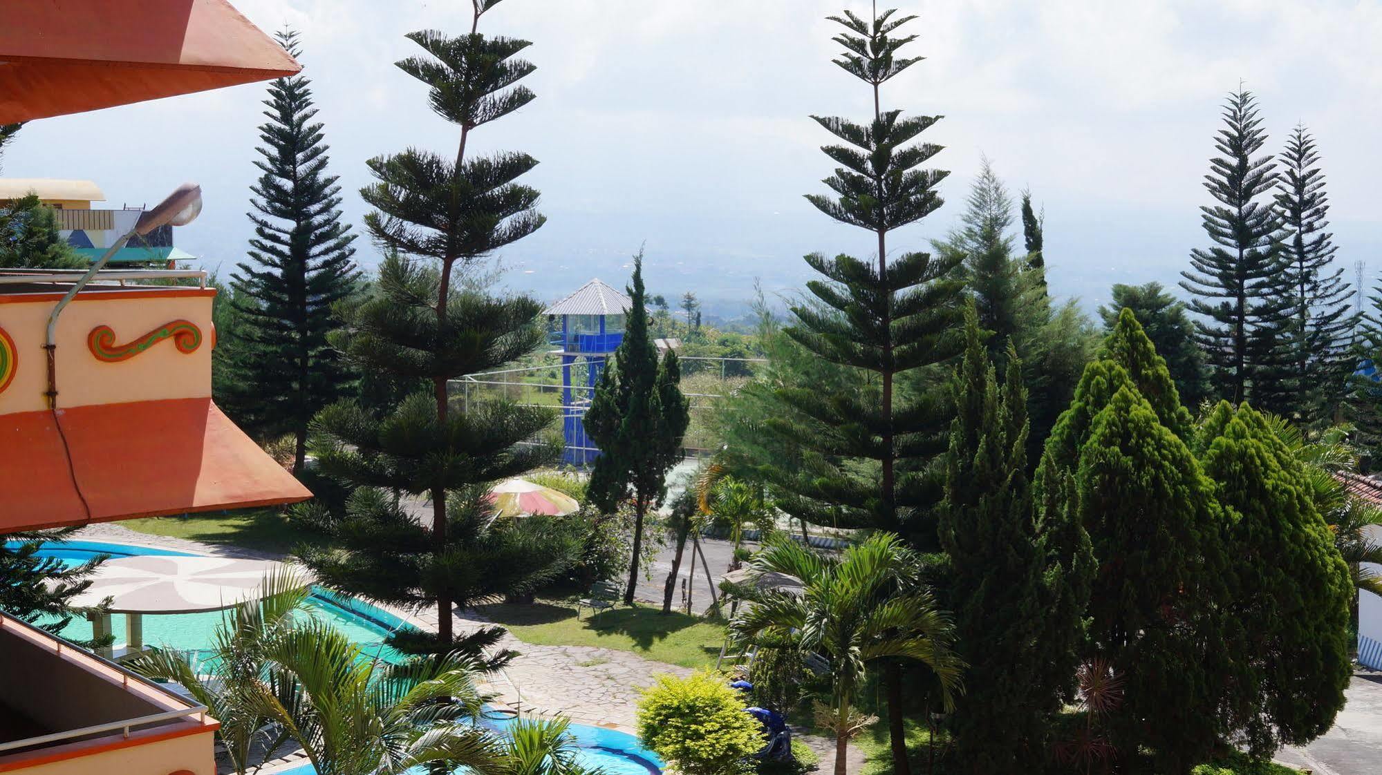Hotel Surya Indah Batu Malang エクステリア 写真