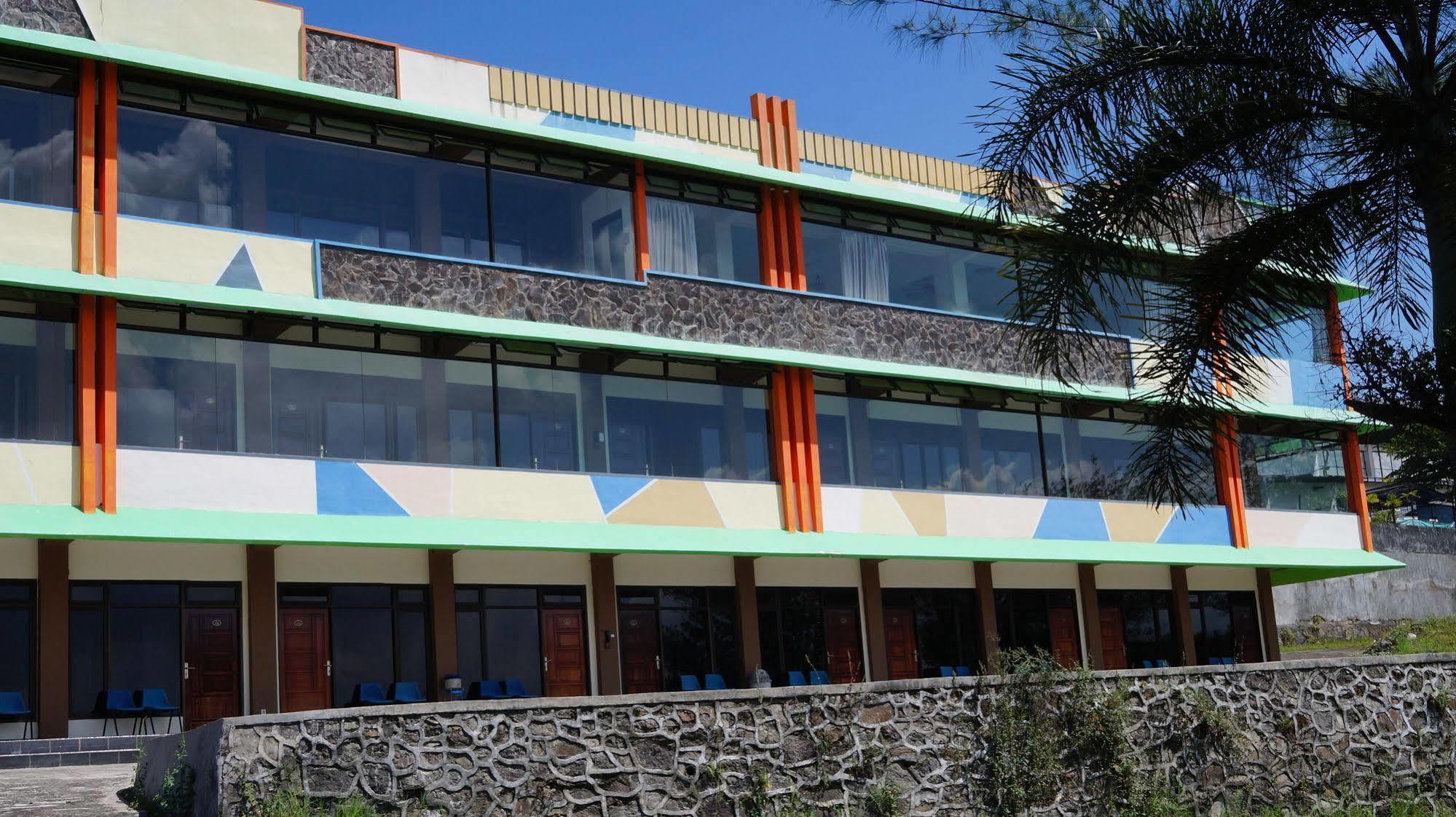 Hotel Surya Indah Batu Malang エクステリア 写真