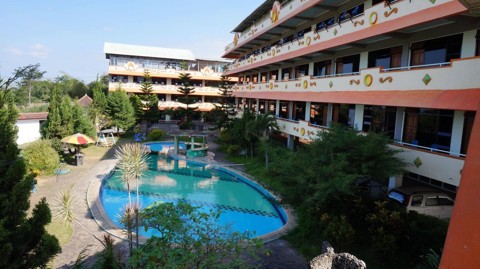 Hotel Surya Indah Batu Malang エクステリア 写真