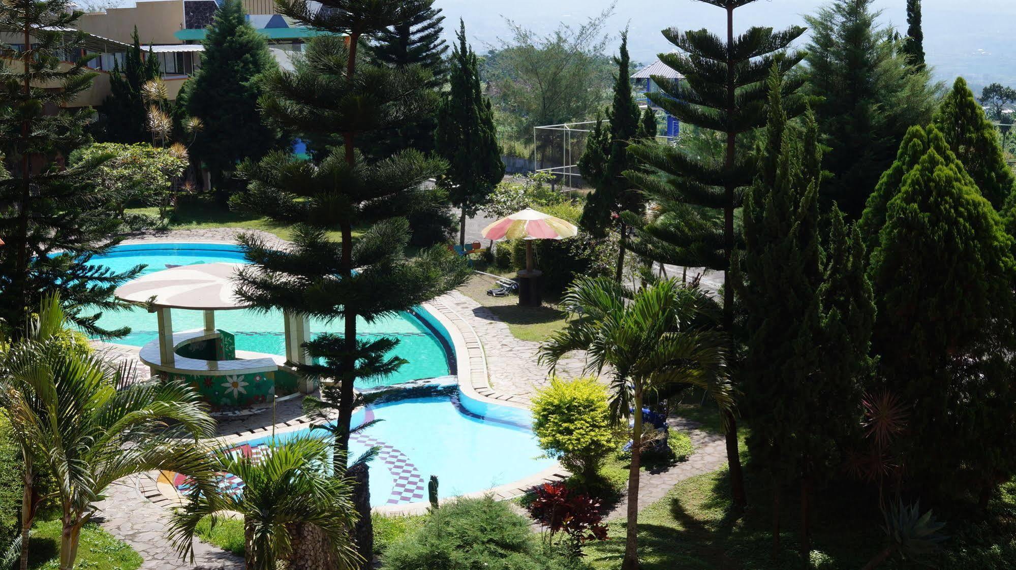 Hotel Surya Indah Batu Malang エクステリア 写真