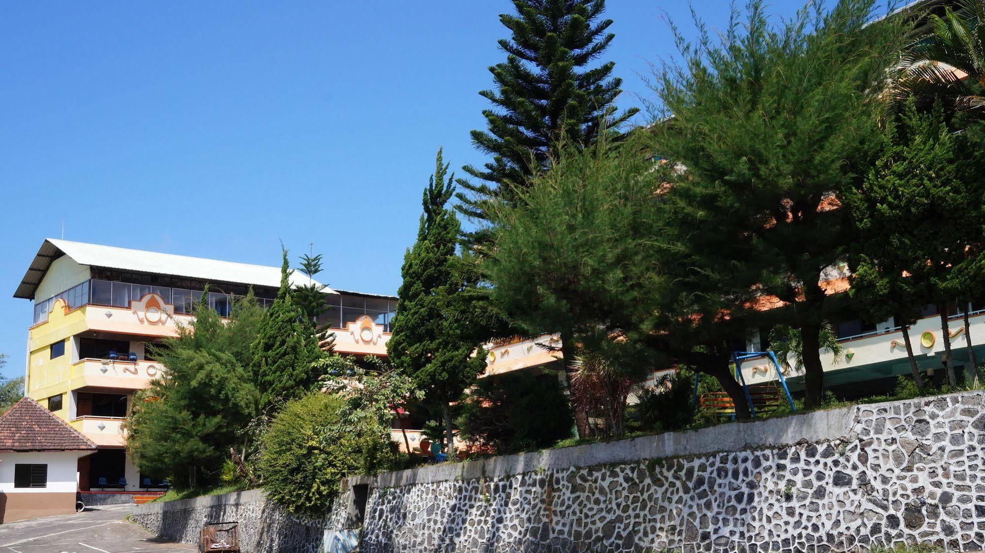 Hotel Surya Indah Batu Malang エクステリア 写真