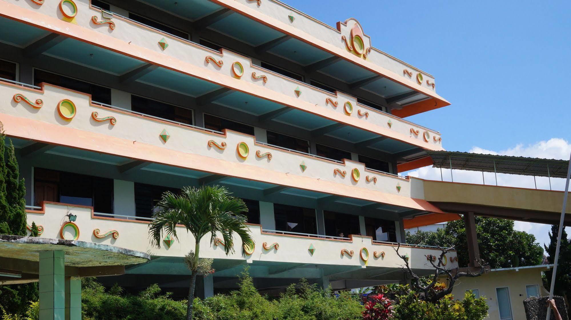 Hotel Surya Indah Batu Malang エクステリア 写真
