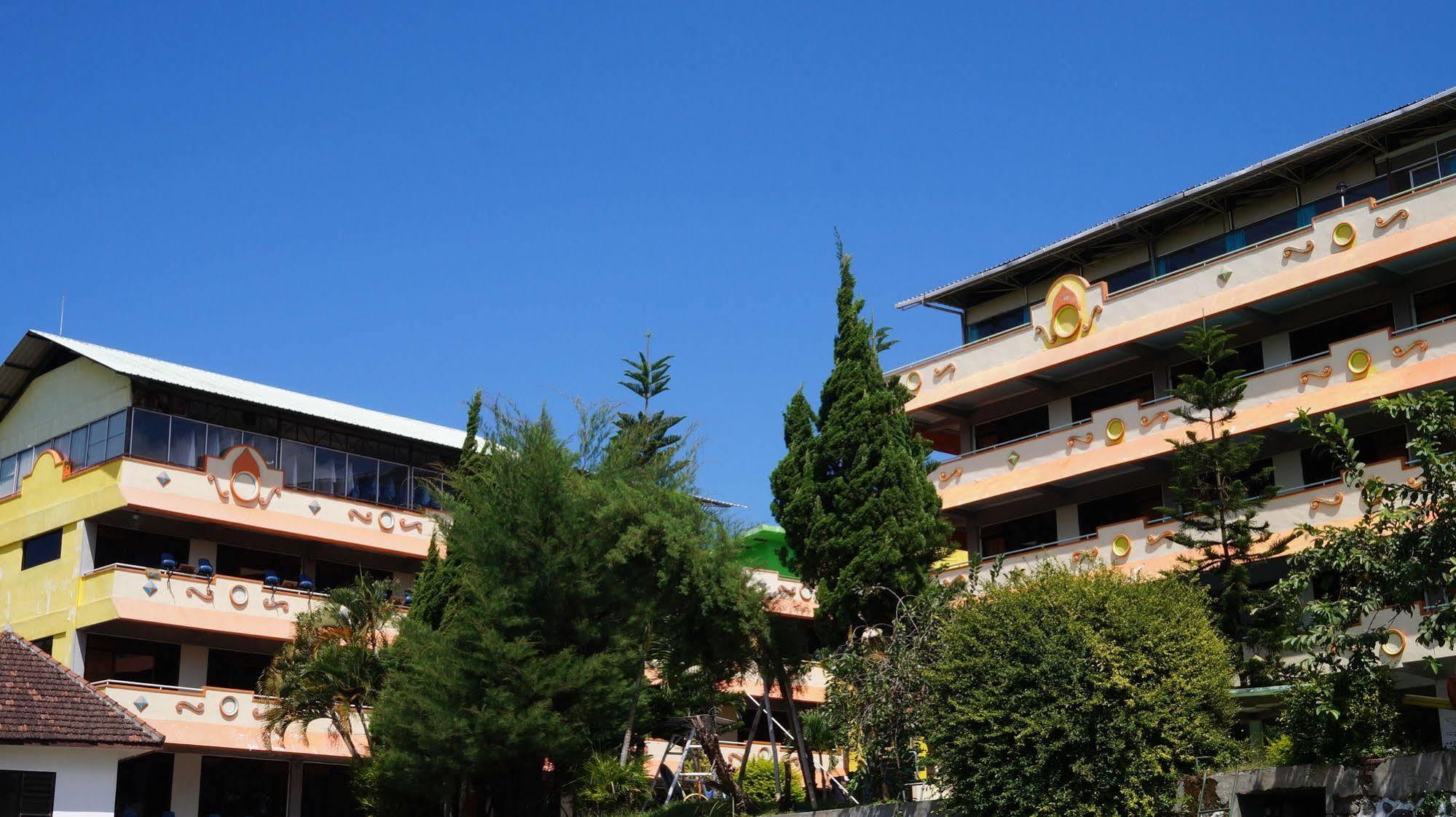 Hotel Surya Indah Batu Malang エクステリア 写真